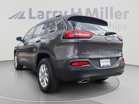Used 2018 Jeep Cherokee Latitude Plus w/ Cold Weather Group AWD/4WD image 3
