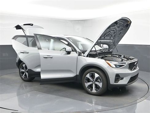Used 2024 Volvo XC40 B5 Plus image 51