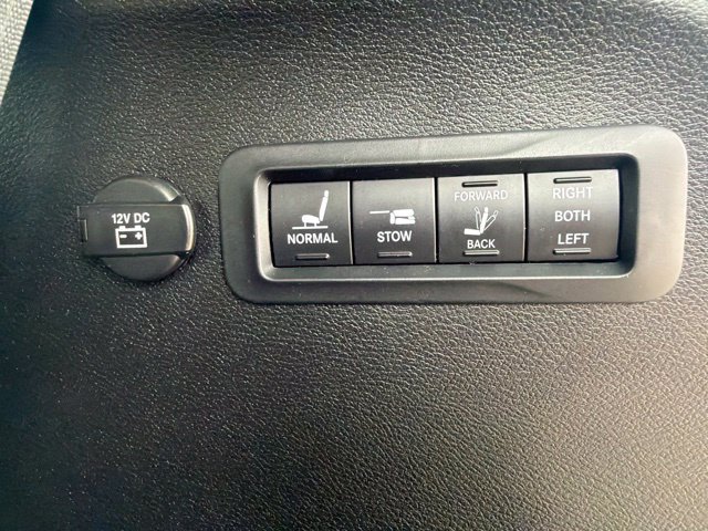 Used 2017 Chrysler Pacifica Limited FWD image 13