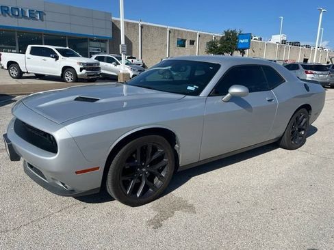 Used 2020 Dodge Challenger SXT w/ Blacktop Package RWD image 2