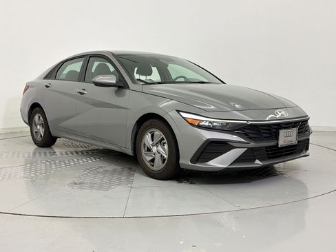 Used 2025 Hyundai Elantra SE image 7
