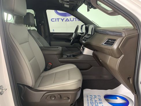 Used 2023 GMC Yukon XL SLT image 43