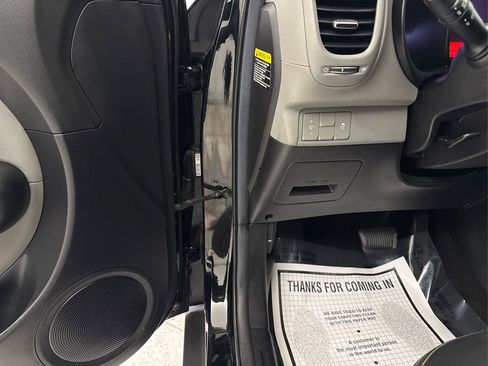 Used 2016 Kia Soul + image 40