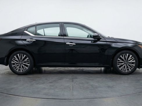 Used 2025 Nissan Altima 2.5 SV image 11