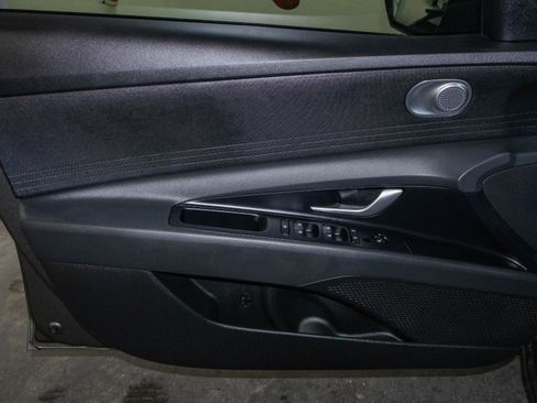 Used 2025 Hyundai Elantra SE FWD image 10