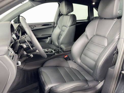 Certified 2025 Porsche Macan image 5