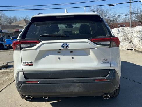 Used 2022 Toyota RAV4 XLE Premium image 7