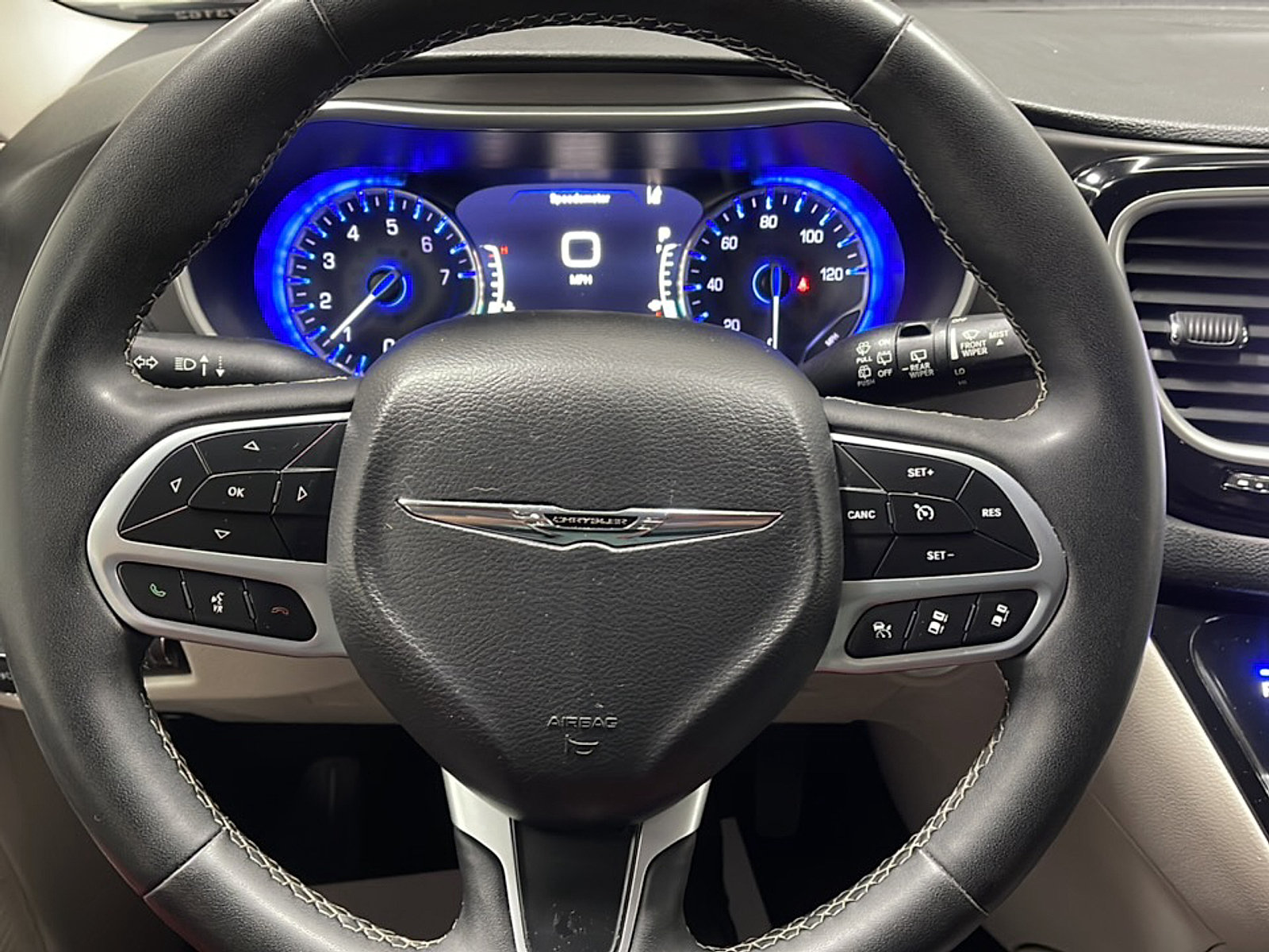 Used 2023 Chrysler Pacifica Touring-L FWD image 4