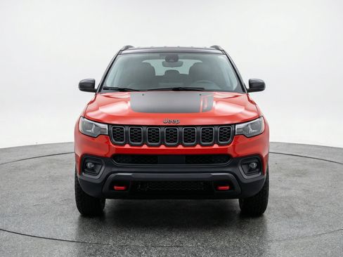 Used 2025 Jeep Compass Trailhawk AWD/4WD image 2