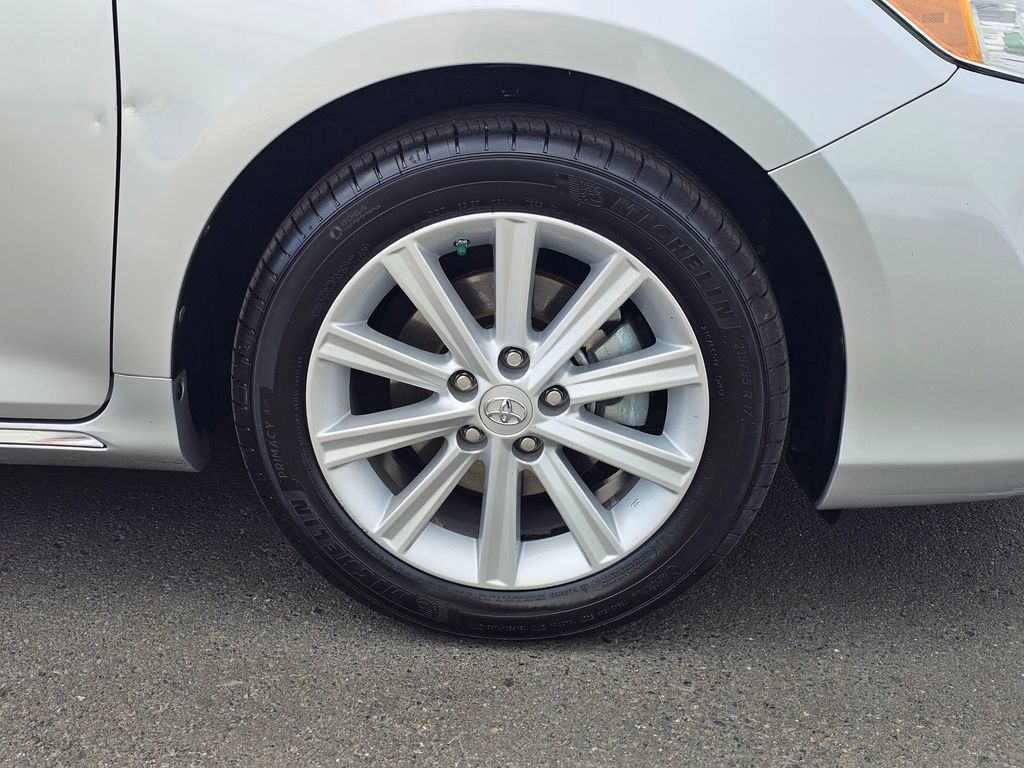 Used 2014 Toyota Camry XLE w/ Leather Package FWD image 9