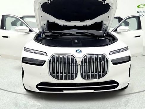 Used 2023 BMW i7 xDrive60 AWD/4WD image 12