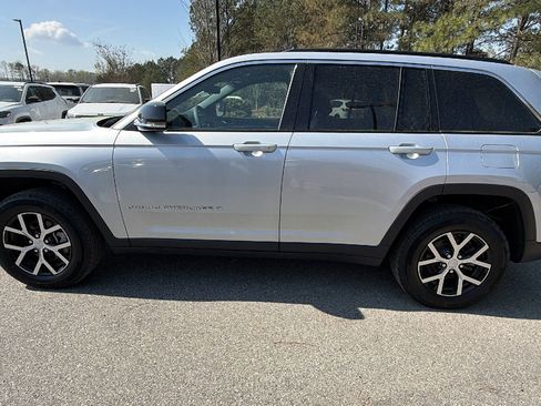 Used 2024 Jeep Grand Cherokee Limited w/ Luxury Tech Group II image 11