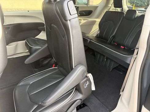 Used 2023 Chrysler Pacifica Limited FWD image 13