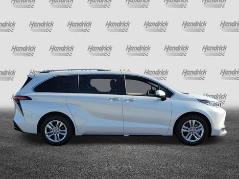 Used 2022 Toyota Sienna Limited FWD image 8