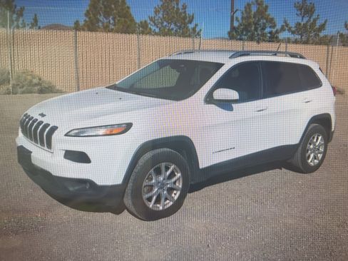 Used 2018 Jeep Cherokee Latitude w/ Safety Group AWD/4WD image 16