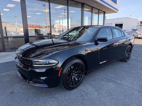 Used 2018 Dodge Charger SXT w/ Blacktop Package RWD image 1