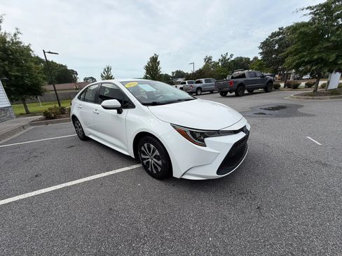 Used 2022 Toyota Corolla LE FWD image 3