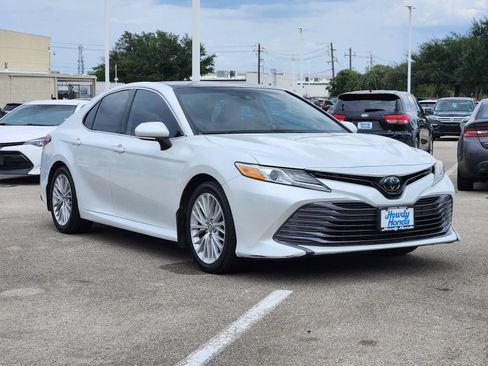 Used 2019 Toyota Camry XLE FWD image 3
