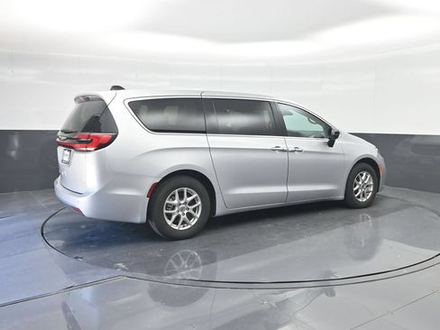 Used 2024 Chrysler Pacifica Touring-L FWD image 15
