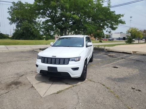 Certified 2018 Jeep Grand Cherokee Altitude AWD/4WD image 3