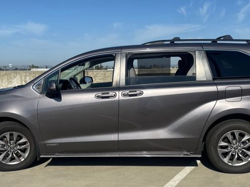 Used 2021 Toyota Sienna LE FWD image 2