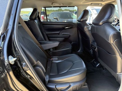 Used 2021 Toyota Highlander XLE FWD image 30