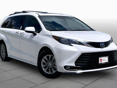 Used 2025 Toyota Sienna XLE w/ XLE Plus Package FWD image 3
