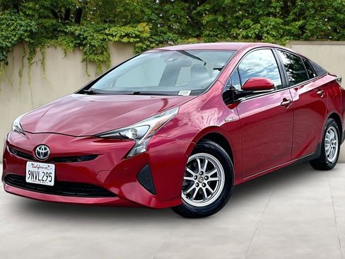 Used 2018 Toyota Prius Two w/ Prius Two Safety Plus Package FWD image 3