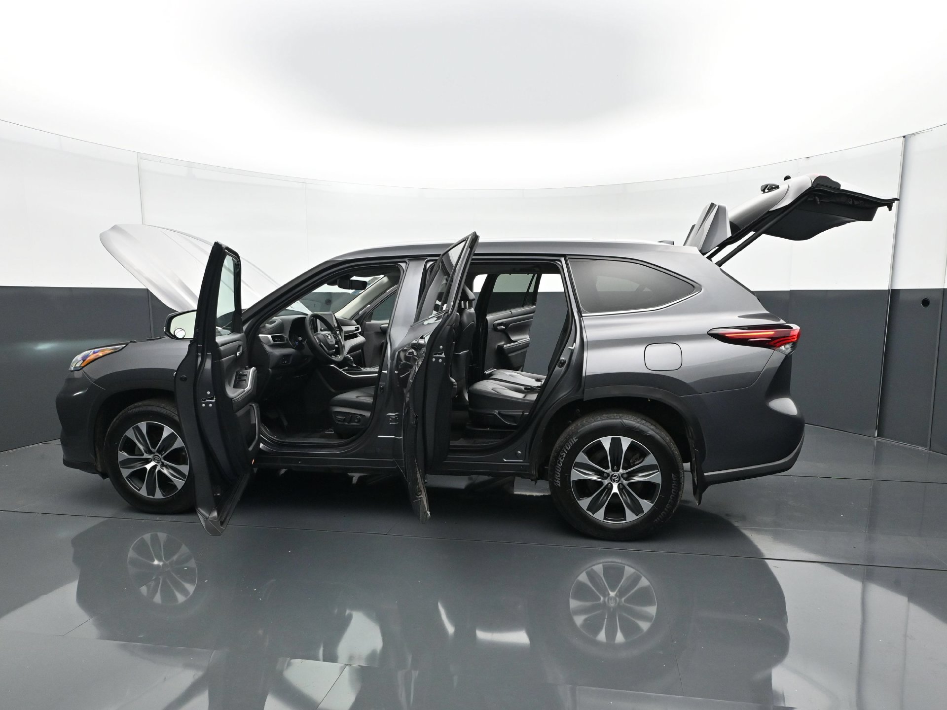 Used 2025 Toyota Highlander XLE AWD/4WD image 30