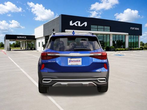 Certified 2022 Kia Seltos SX w/ Sunroof Package AWD/4WD image 6