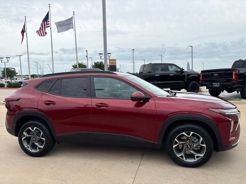 Used 2024 Chevrolet Trax LT w/ Driver Confidence Package FWD image 7