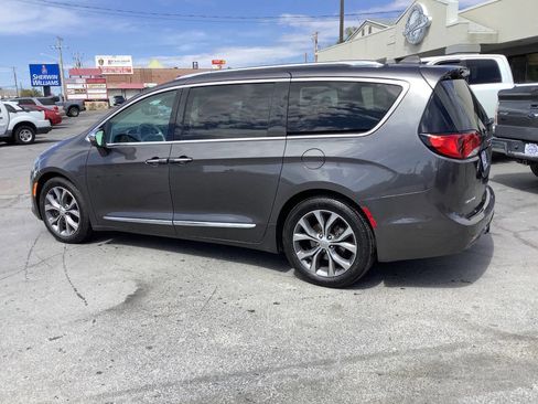 Used 2017 Chrysler Pacifica Limited FWD image 16