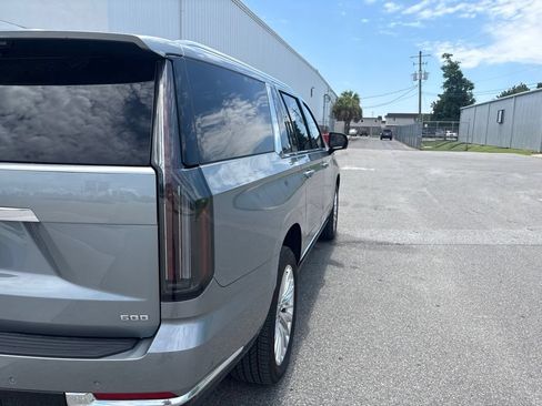 Used 2025 Cadillac Escalade ESV Premium Luxury AWD/4WD image 9