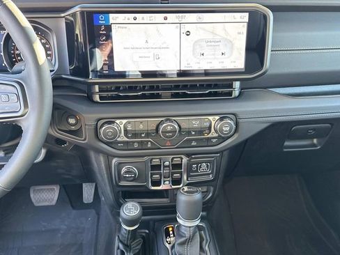 New 2025 Jeep Gladiator Sport image 17