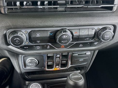 Used 2025 Jeep Gladiator Sport AWD/4WD image 16