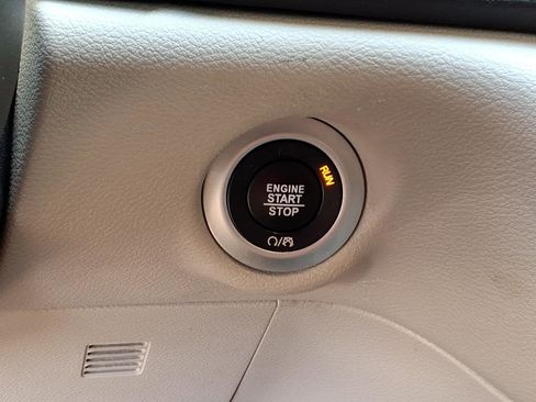 Used 2024 Chrysler Pacifica Touring-L FWD image 18
