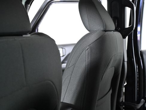 Used 2022 Jeep Gladiator Overland w/ Cold Weather Group image 32