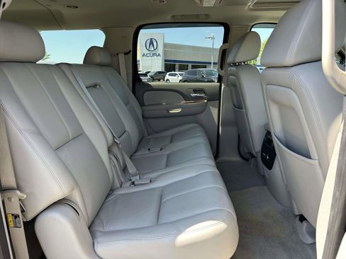 Used 2007 Chevrolet Suburban LT w/ LT Preferred Equipment Group AWD/4WD image 11
