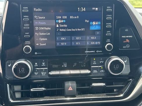 Used 2021 Toyota Highlander XLE AWD/4WD image 13