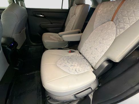 Used 2023 Toyota Highlander Bronze Edition AWD/4WD image 13