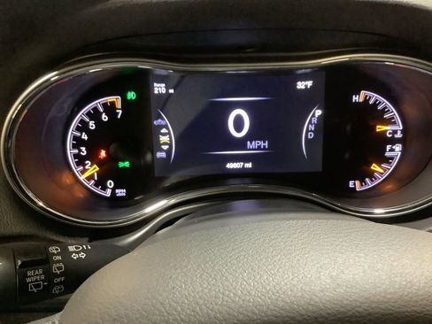 Used 2021 Jeep Grand Cherokee Laredo image 32