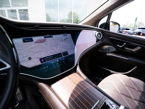 Used 2024 Mercedes-Benz Maybach EQS 680 4MATIC image 37