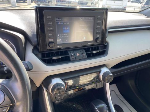 Used 2022 Toyota RAV4 XLE Premium image 20