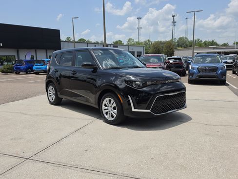 Certified 2025 Kia Soul LX FWD image 2