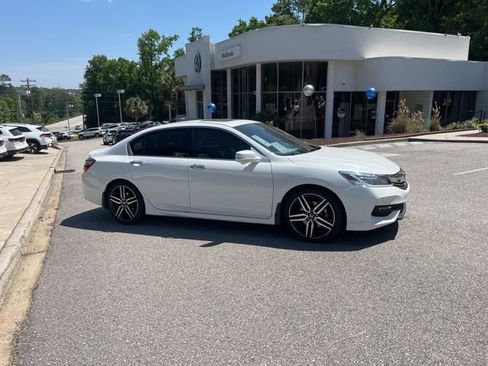 Used 2017 Honda Accord Touring image 2