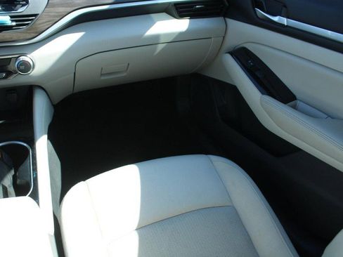 Used 2023 Nissan Altima 2.5 SV FWD image 16