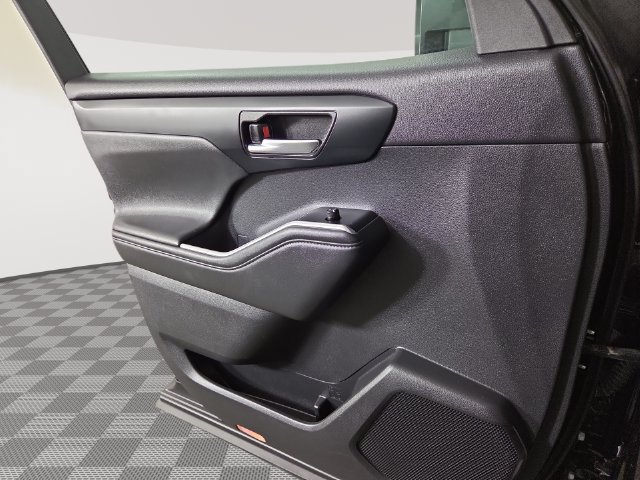 Used 2022 Toyota Highlander XLE AWD/4WD image 31
