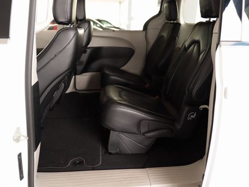 Used 2024 Chrysler Pacifica Touring-L image 24