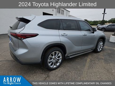 Used 2024 Toyota Highlander Limited FWD image 13
