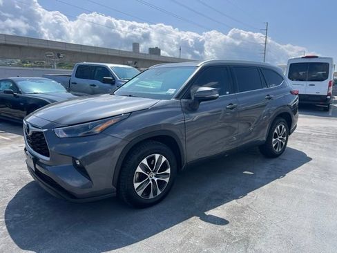 Used 2022 Toyota Highlander XLE FWD image 3